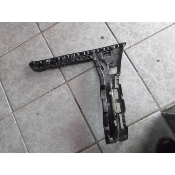 Guia Traseiro Direito Do Parachoque Mercedes C200 2015